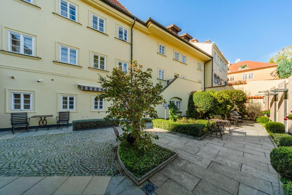 Archibald At the Charles Bridge - Resim 14