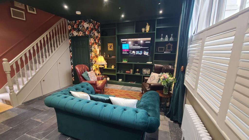 Khu vực ghế ngồi tại Samuels' a duplex apartment by Spires Accommodation in Lichfield City Centre