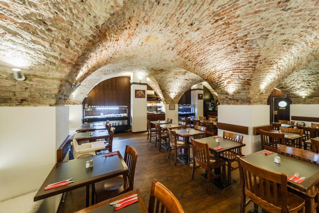 Archibald At the Charles Bridge - Resim 20