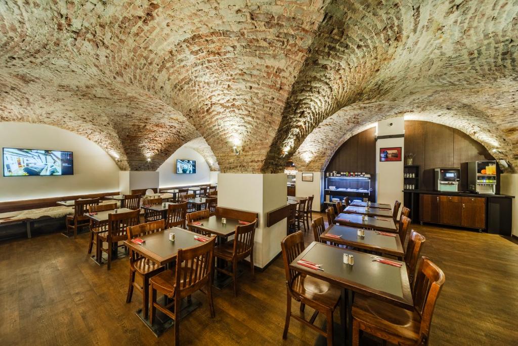 Archibald At the Charles Bridge - Resim 23