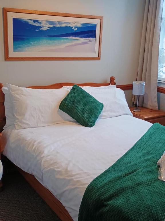 Postel nebo postele na pokoji v ubytování sark guest house