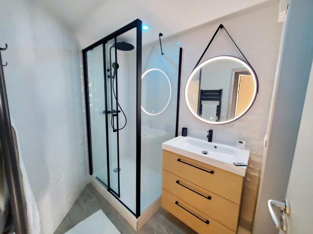 une salle de bain avec un lavabo et un miroir dans l'établissement L'Igloo, 2050m La Plagne, F2 Haut de gamme, à La Plagne Tarentaise