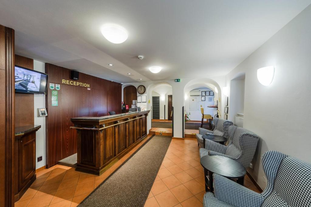 Archibald At the Charles Bridge - Resim 17