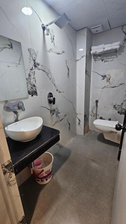 un baño con lavabo y espejo en Dashrath Inn near Ramjanmbhoomi, en Ayodhya