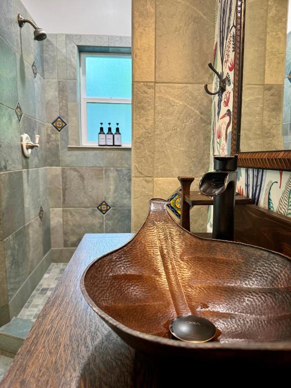 Koupelna v ubytování Swank Boutique Suites