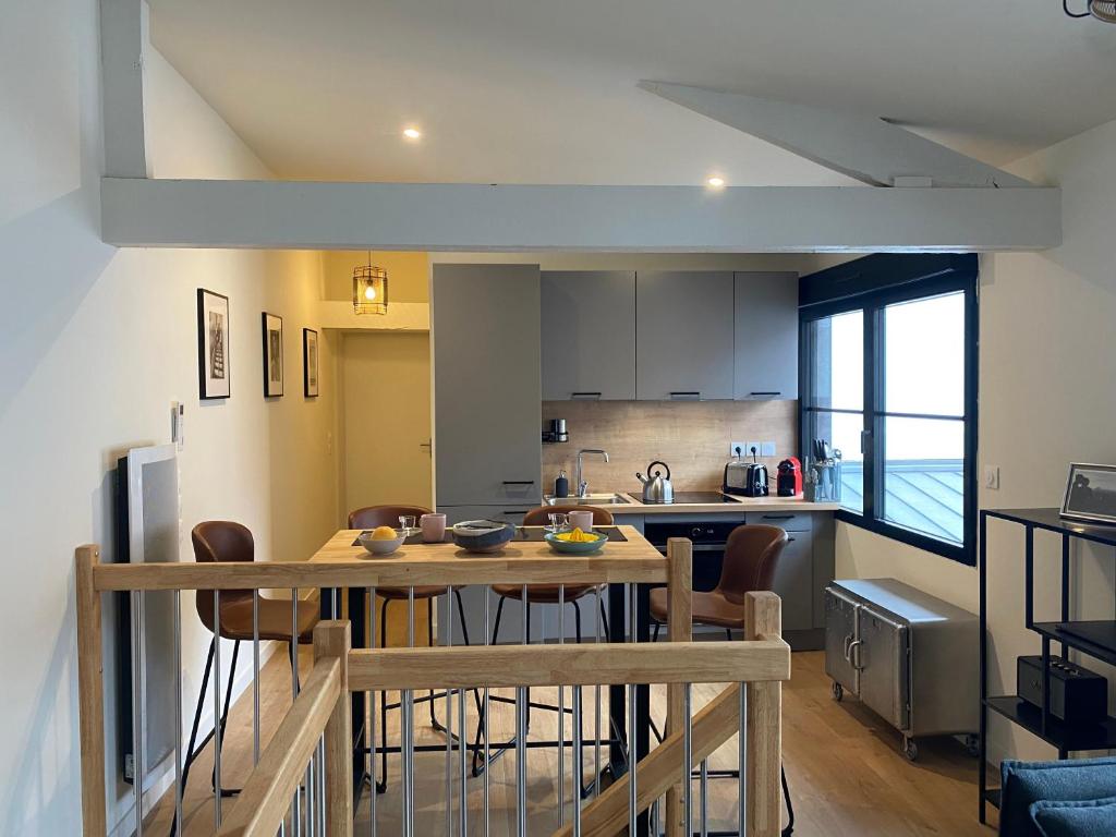 une cuisine et une salle à manger avec une table et des chaises dans l'établissement Costa Del Sol - Charmant appt pour 2 avec terrasse, à Toulouse