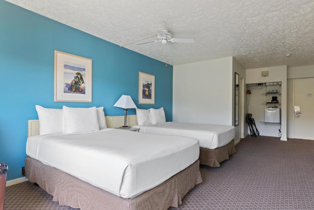 Postel nebo postele na pokoji v ubytování Maui Seaside Hotel