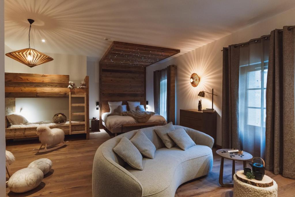 un soggiorno con divano e letto di Grand Hôtel L'ermitage a Font-Romeu