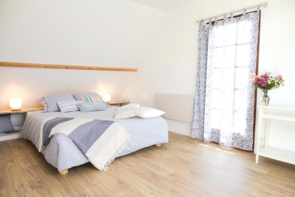 biała sypialnia z łóżkiem i oknem w obiekcie La Casanyères BnB - Campagne Normande - 5min Mer - Cabine de Plage w mieście Touffreville-sur-Eu