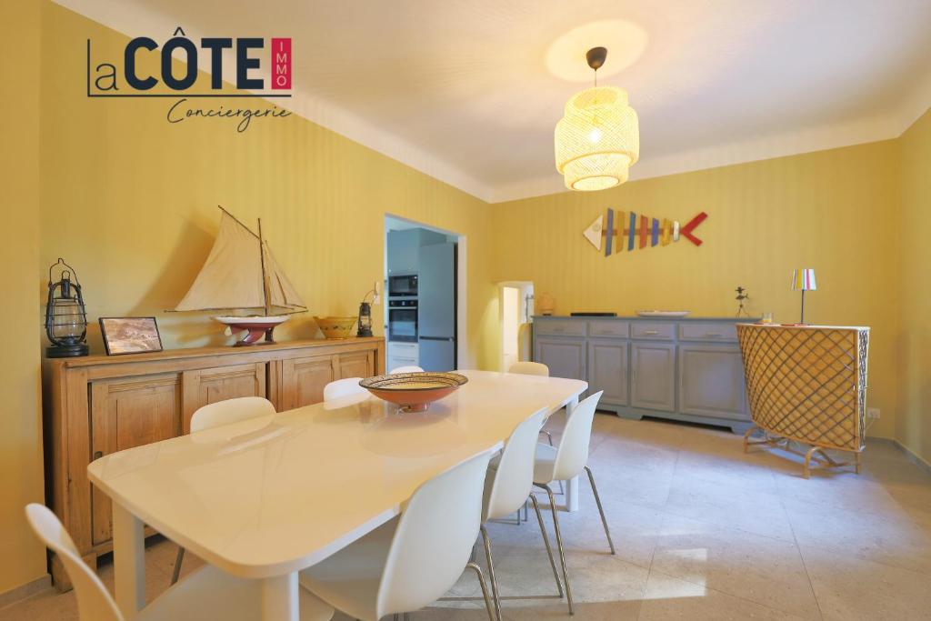 マルティーグにあるVilla Tamarisのテーブルと椅子のあるキッチンとダイニングルーム