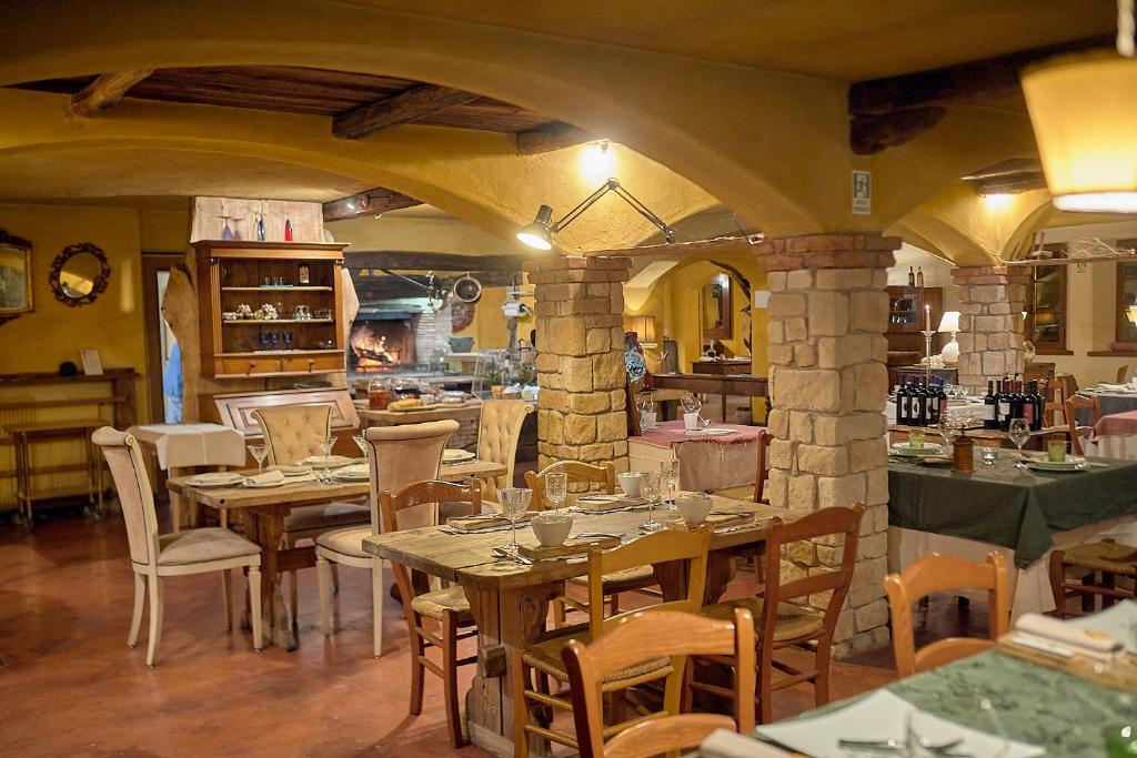 Restauracja lub miejsce do jedzenia w obiekcie Ai Cadelach Hotel Giulia