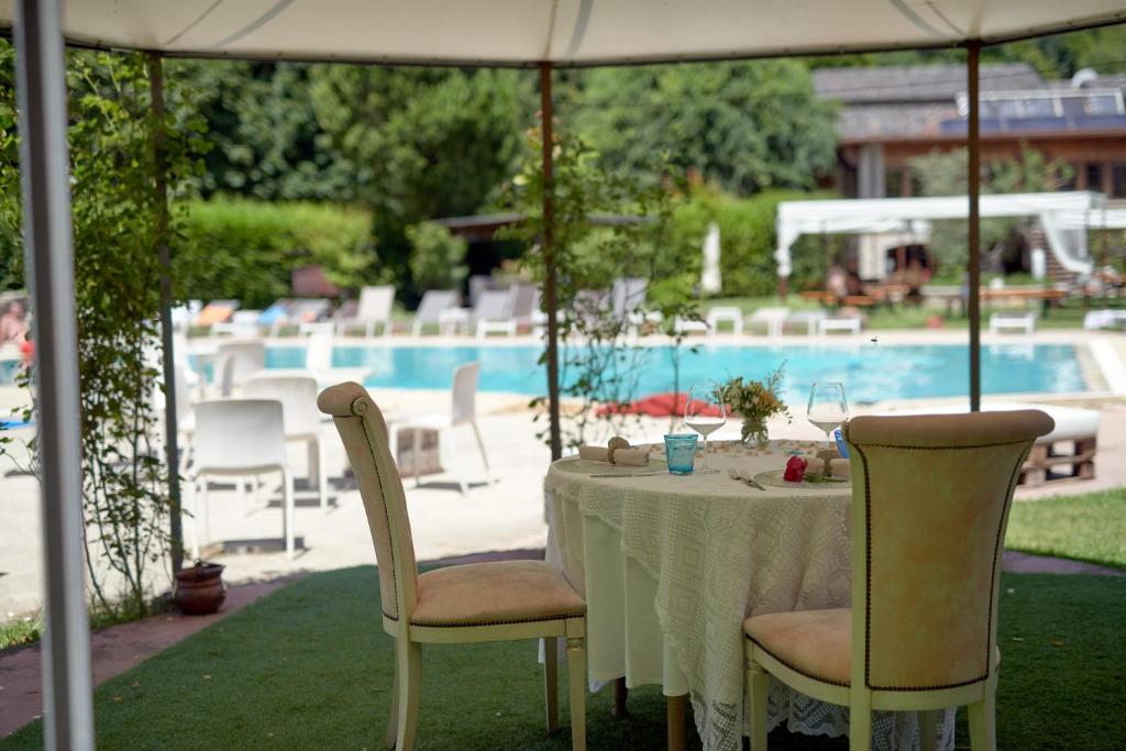 Basen w obiekcie Ai Cadelach Hotel Giulia lub w pobliżu
