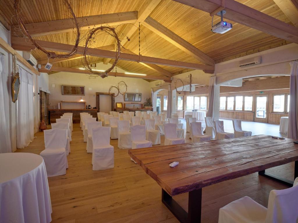 Restauracja lub miejsce do jedzenia w obiekcie Ai Cadelach Hotel Giulia