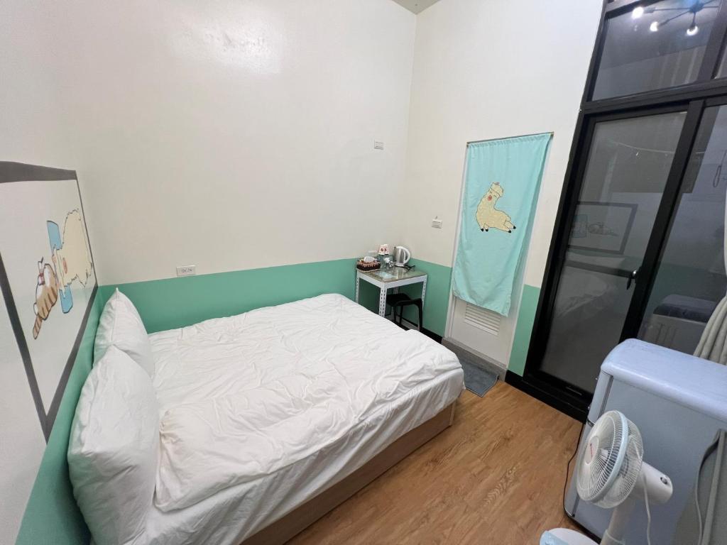 Postel nebo postele na pokoji v ubytování Chaonima B&B 潮尼馬民宿