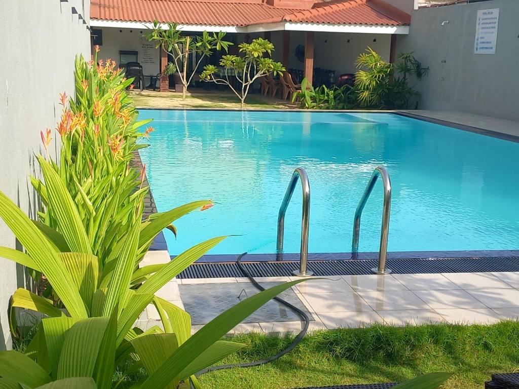 Bazén v ubytování Ocean View tourist guest house at Negombo beach near the airport nebo v jeho okolí