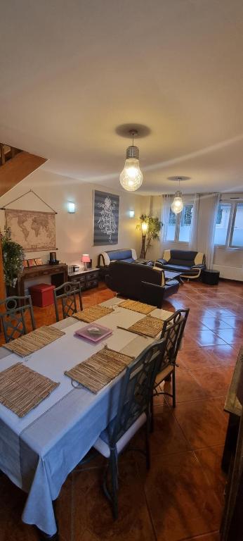 un salon avec une table et un canapé dans l'établissement Maison de ville, à Villeurbanne