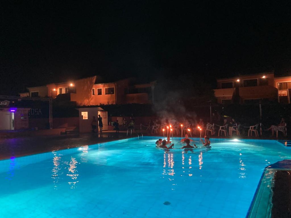 Bazén v ubytování Cala Rosa Club Hotel nebo v jeho okolí