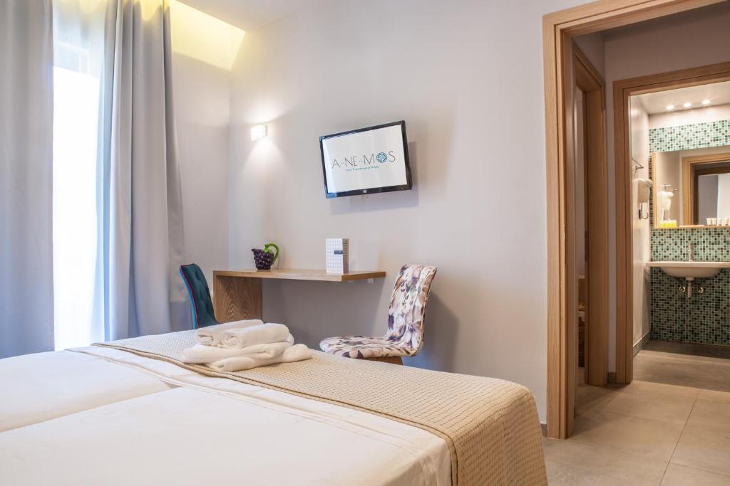 Postel nebo postele na pokoji v ubytování Anemos Rooms & Apartments