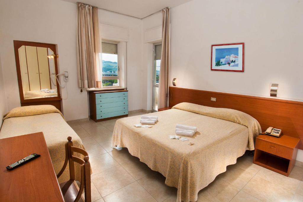 Postel nebo postele na pokoji v ubytování Hotel Smeraldo