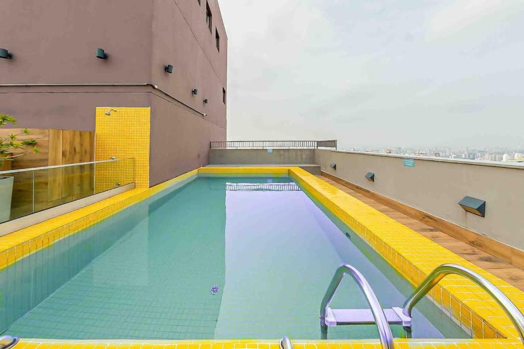 La alberca dentro o cerca de BHomy Vergueiro