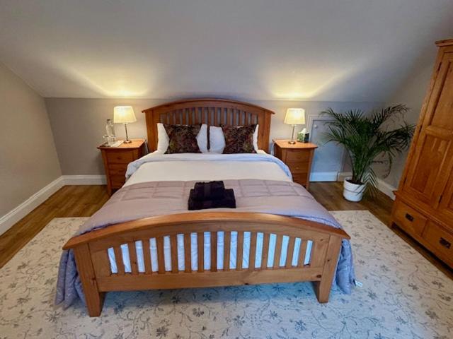 Postel nebo postele na pokoji v ubytování The Lodge, Monkstown