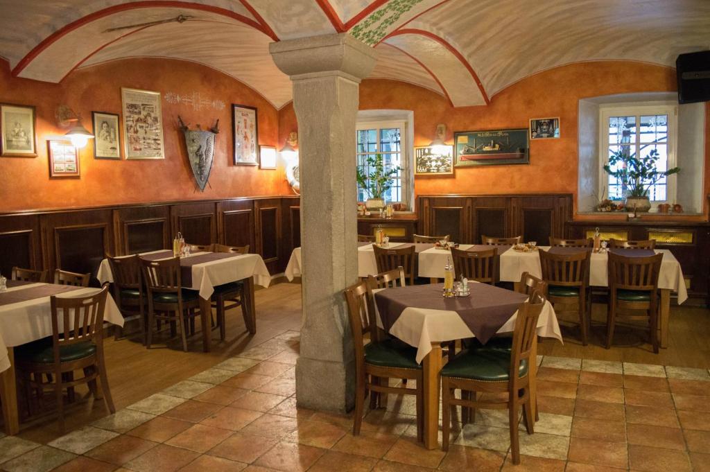 Gostinstvo Tomex في إليرسكا بسترتشا: مطعم فيه طاولات وكراسي في الغرفة