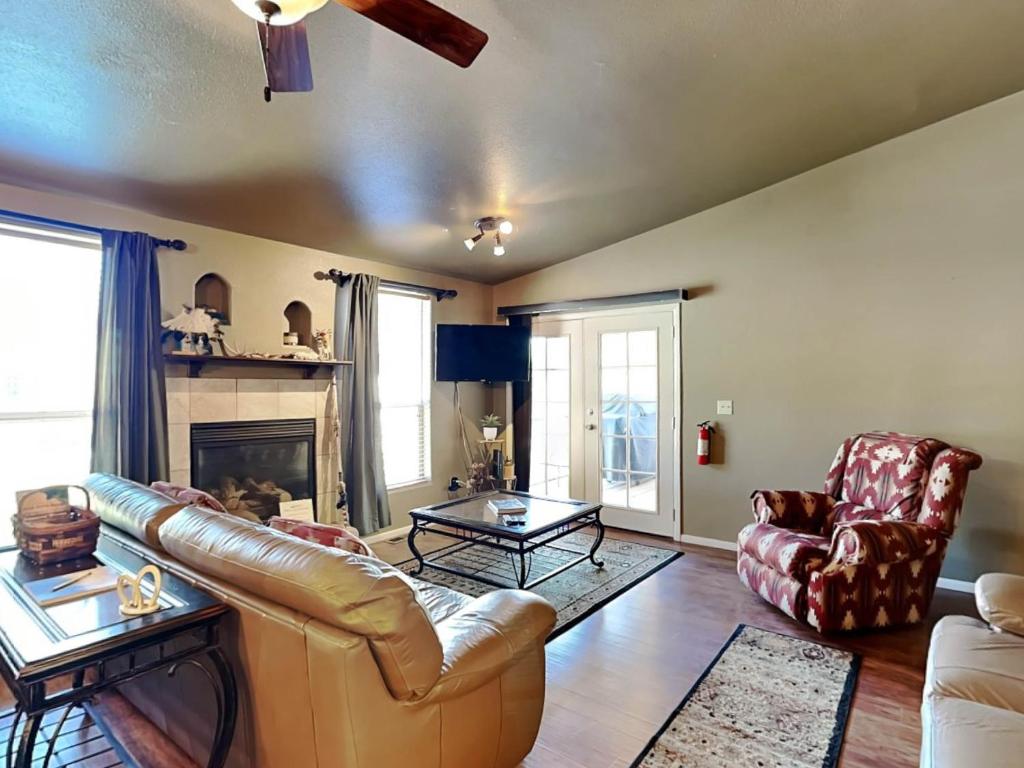 sala de estar con sofá de cuero y chimenea en Alto Paradise, en Alto