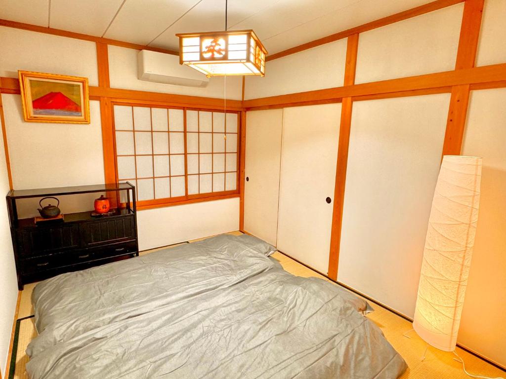 Postel nebo postele na pokoji v ubytování Grand Open!! Guest House 圭堂-Seidou- Free for rental bicycle and the washing machine and dry machine!!自転車レンタル無料!!無料ランドリー有!!