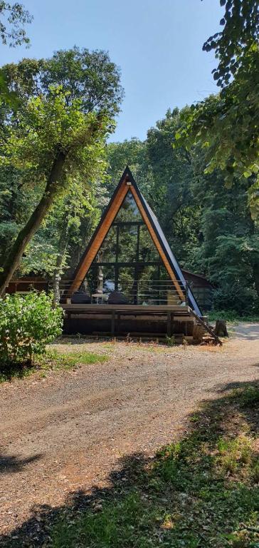 ČortanovciにあるWoodnestの道路脇に建つ建物