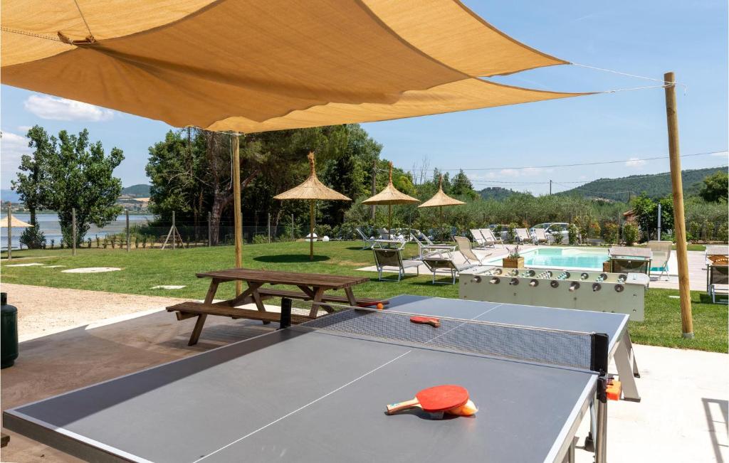 stół do ping ponga z parasolem w obiekcie Cozy Home In Santarcangelo With Sauna w mieście Sant Arcangelo