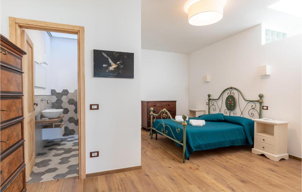 Łóżko lub łóżka w pokoju w obiekcie Cozy Home In Santarcangelo With Sauna
