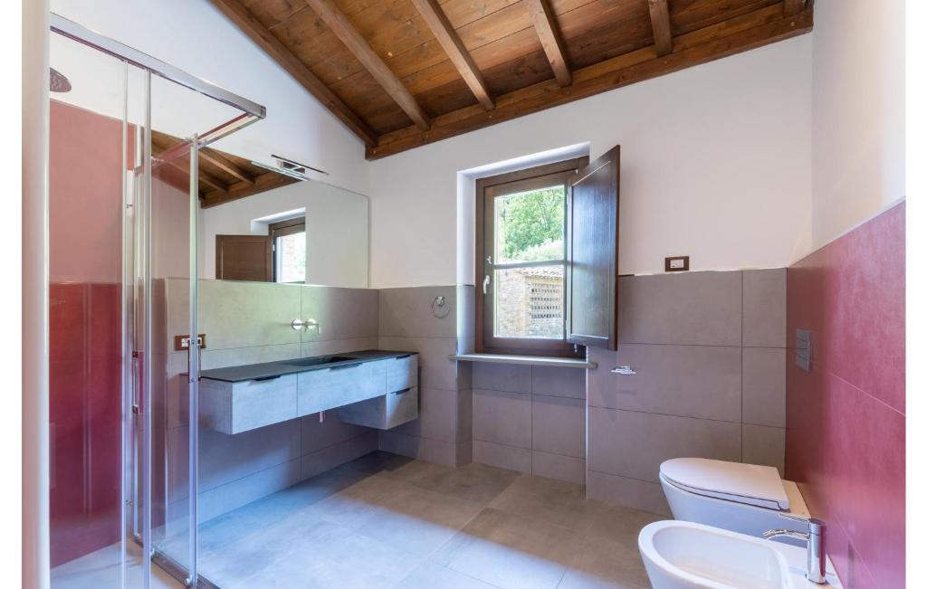 Łazienka w obiekcie Cozy Home In Santarcangelo With Sauna