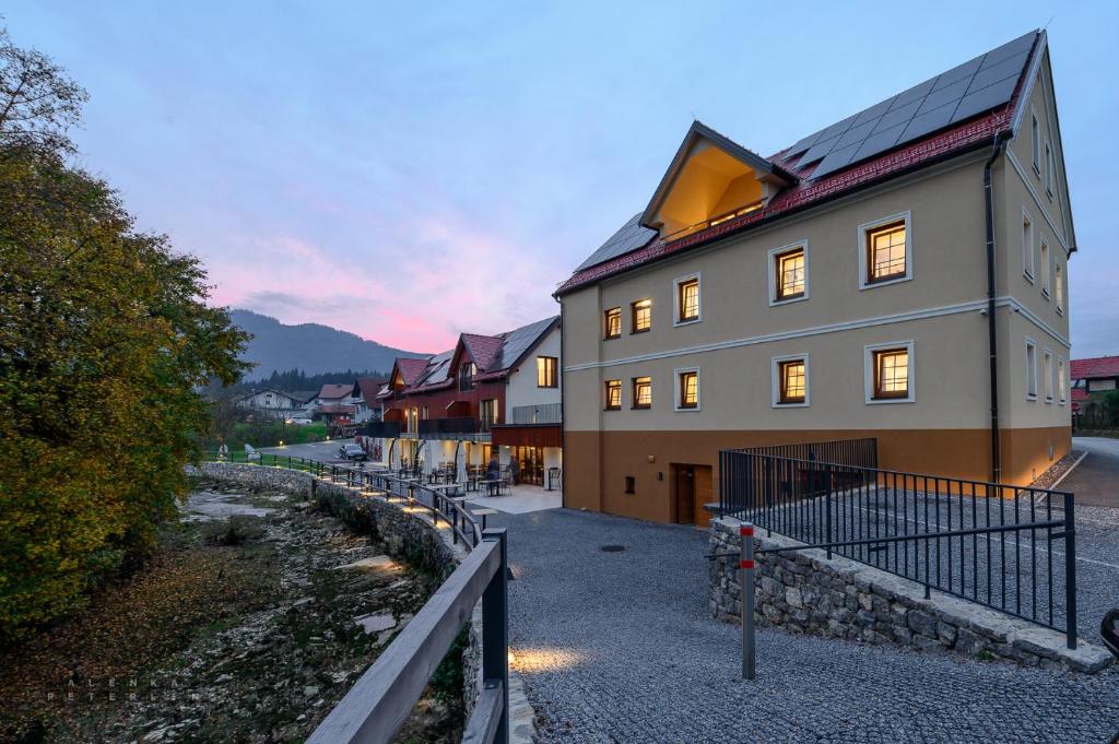 Nespecifikovaný výhled na hory nebo výhled na hory při pohledu z hotelu