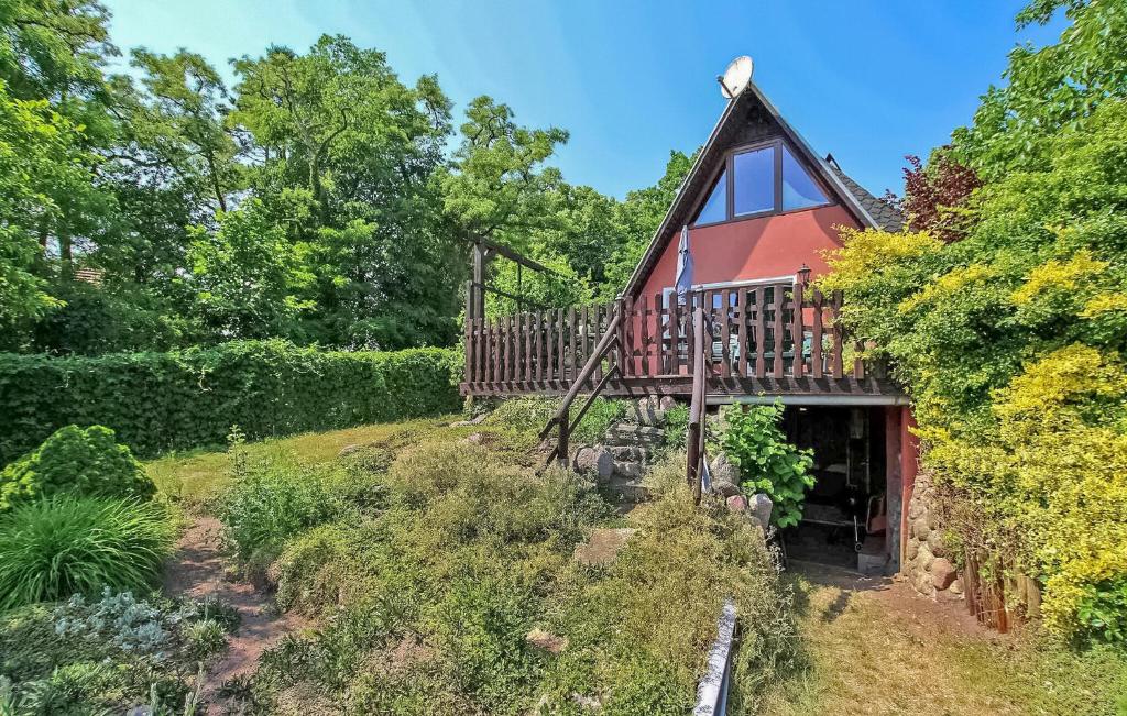 una vecchia casa con un portico perimetrale di Ferienhaus Jabel a Jabel