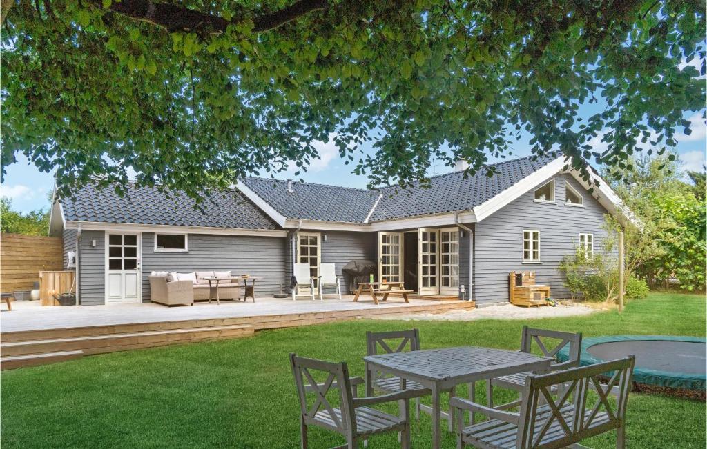 una casa con tavolo da picnic in cortile di Cozy Home In Væggerløse With Sauna a Bøtø By