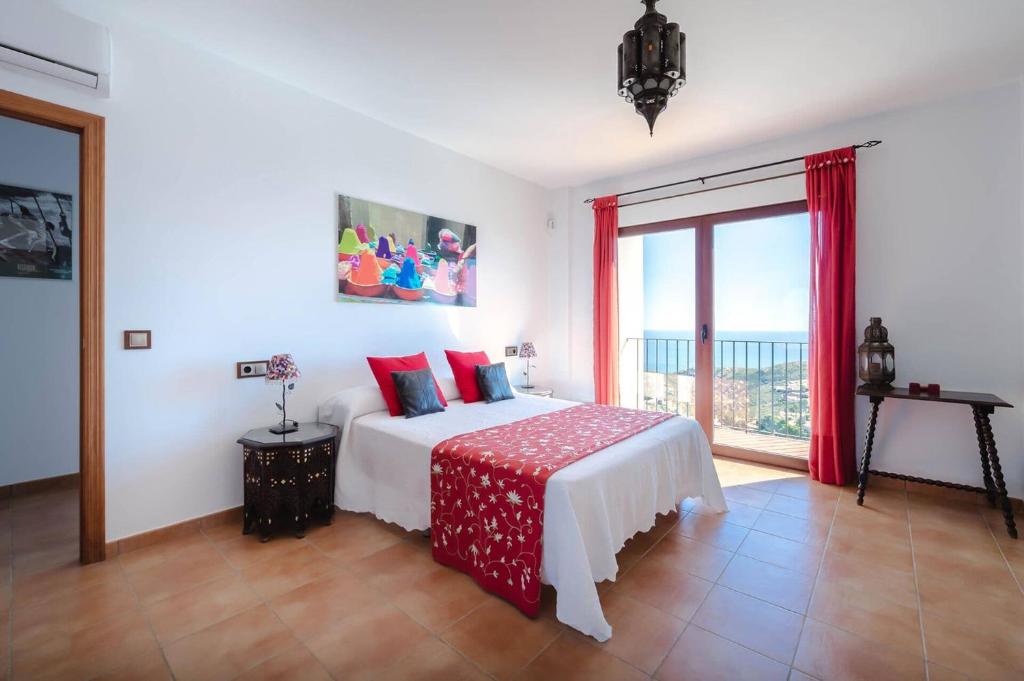 sypialnia z łóżkiem i dużym oknem w obiekcie Villa Amanecer by Villa Plus w mieście Cumbre del Sol