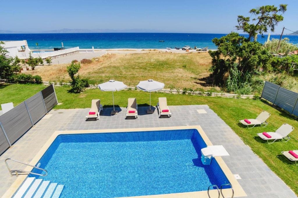 Bazén v ubytovaní Villa Rhodes Sea View by Villa Plus alebo v jeho blízkosti