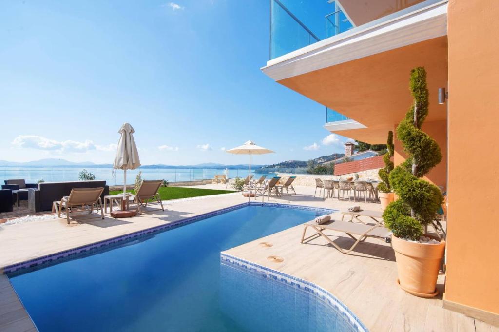 Bazén v ubytovaní Villa Poseidon Seaside by Villa Plus alebo v jeho blízkosti