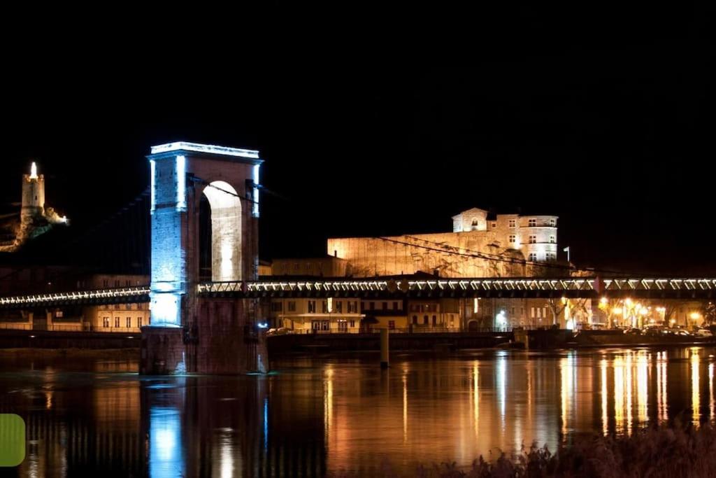 - une vue nocturne sur un pont au-dessus d'une masse d'eau dans l'établissement Cosy studio Tournons, à Tournon-sur-Rhône