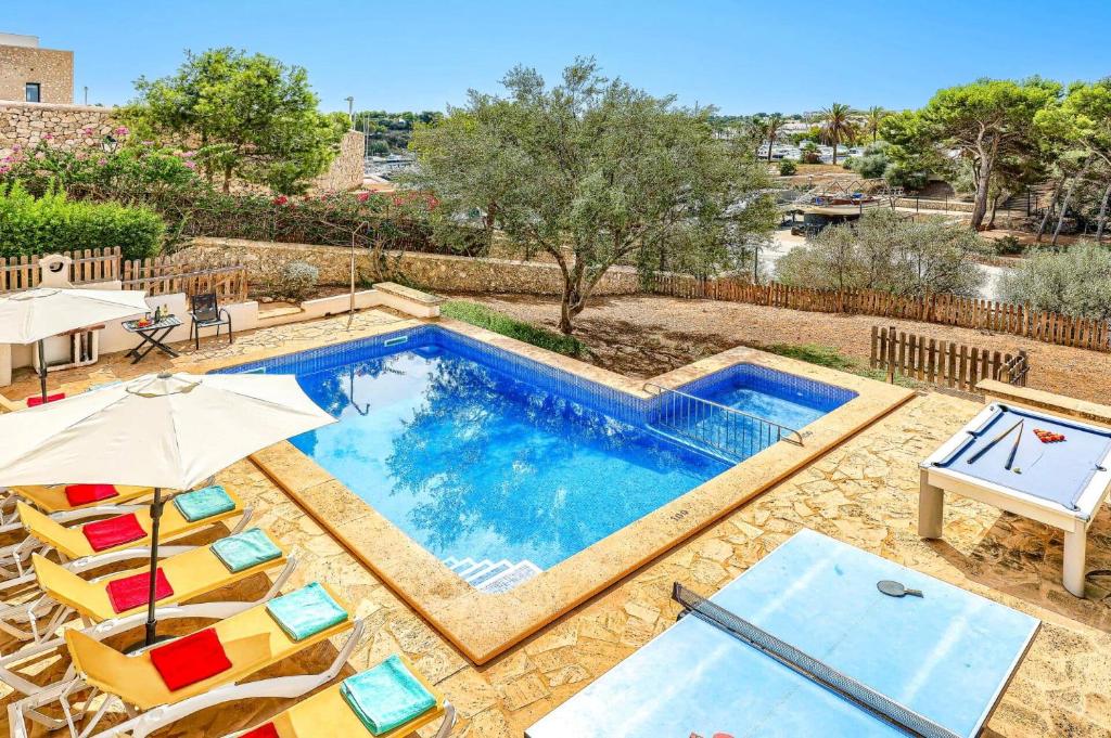 Bazén v ubytování Villa Cala Nit by Villa Plus nebo v jeho okolí