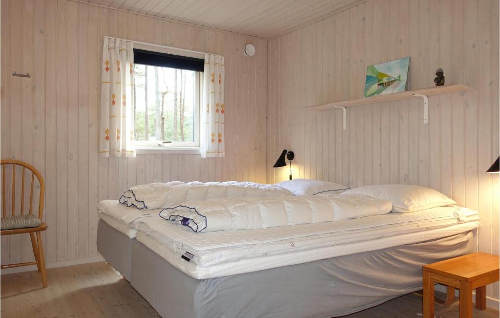 Postel nebo postele na pokoji v ubytování 3 Bedroom Beautiful Home In Nexø