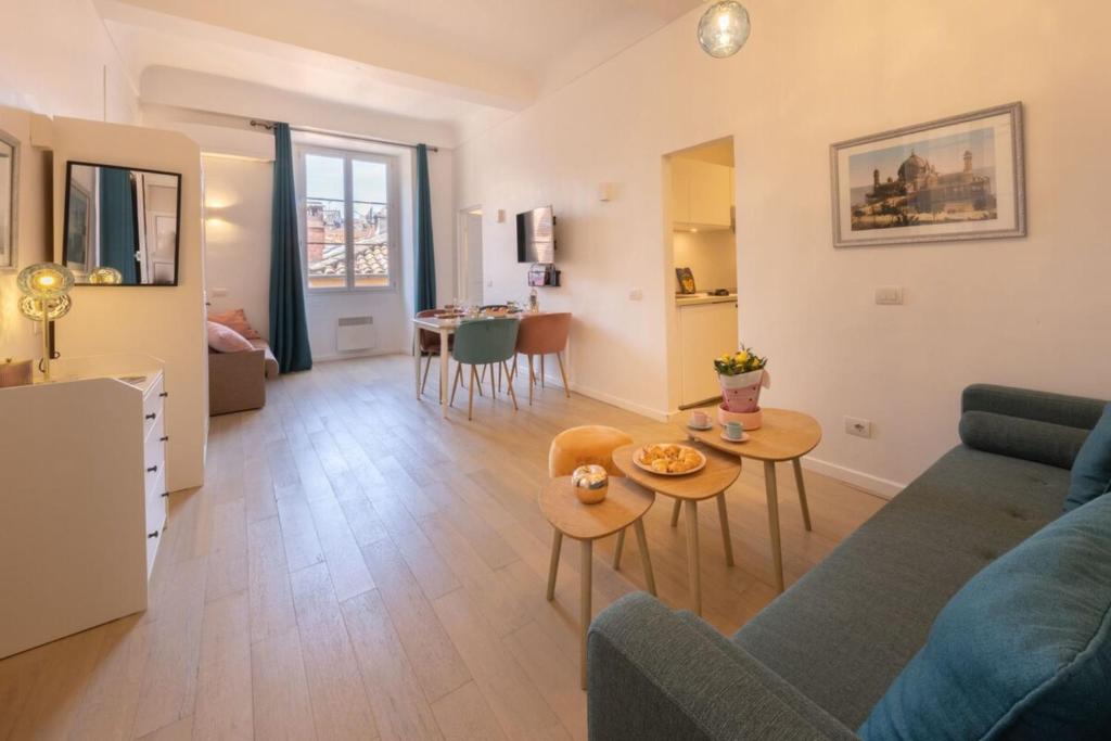 un salon avec un canapé et une table dans l'établissement 06A3 - Lovely apartment in the heart of old Nice, à Nice