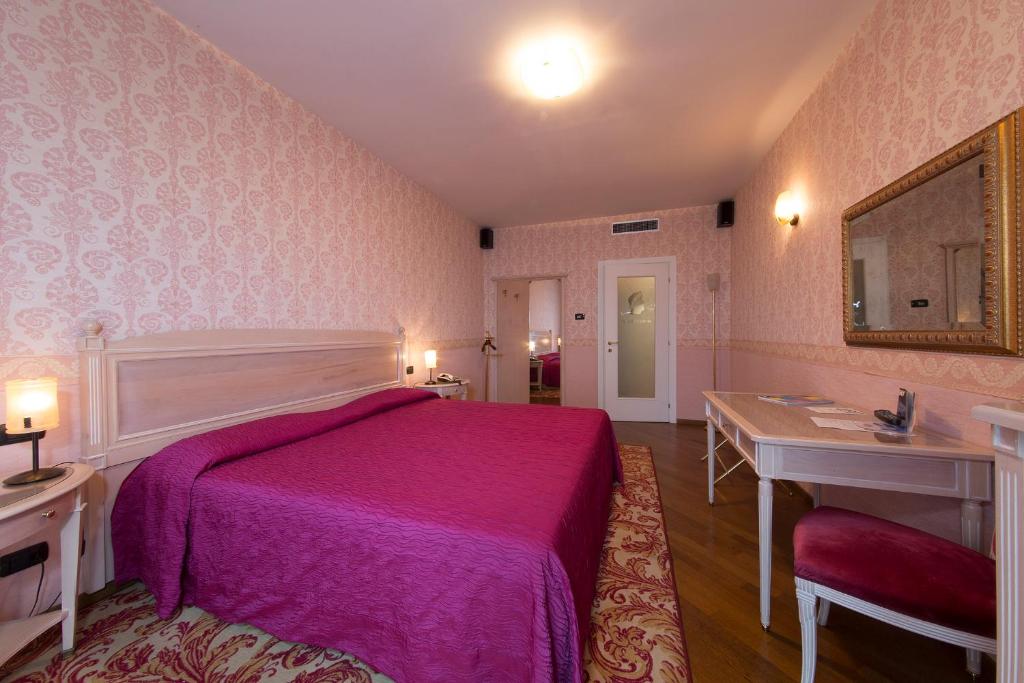 Postel nebo postele na pokoji v ubytování Hotel Catullo