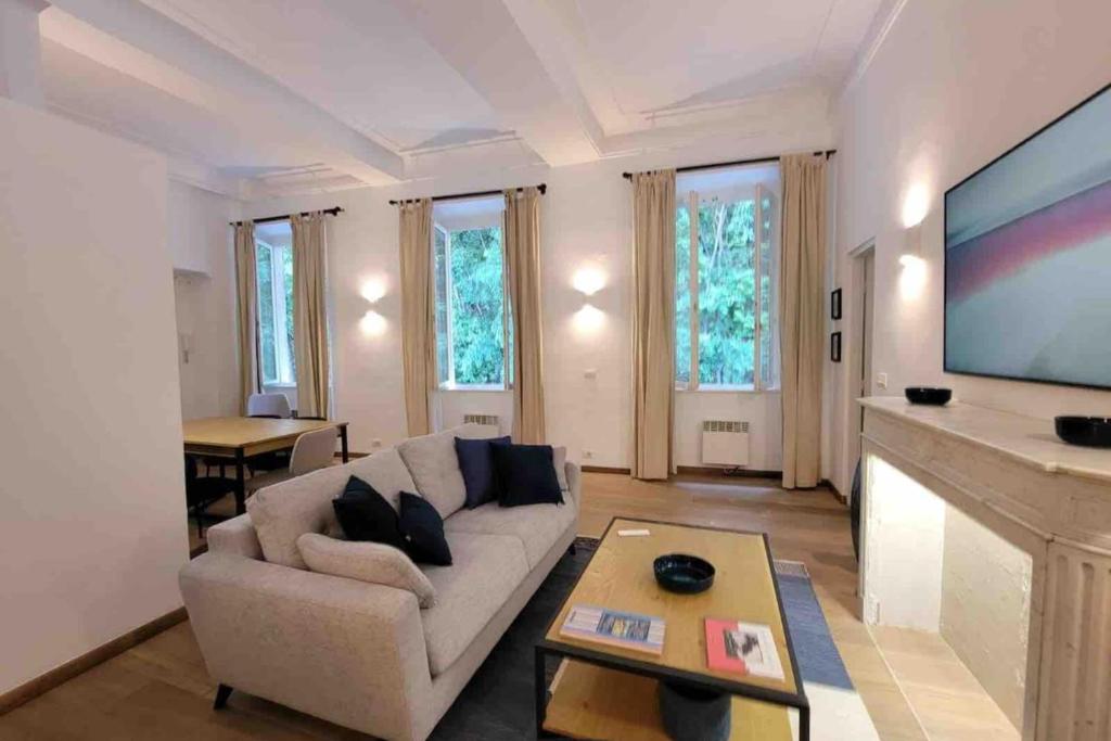 - un salon avec un canapé et une télévision à grand écran dans l'établissement 06A4 - Situation exceptionnelle au Port de Nice, à Nice