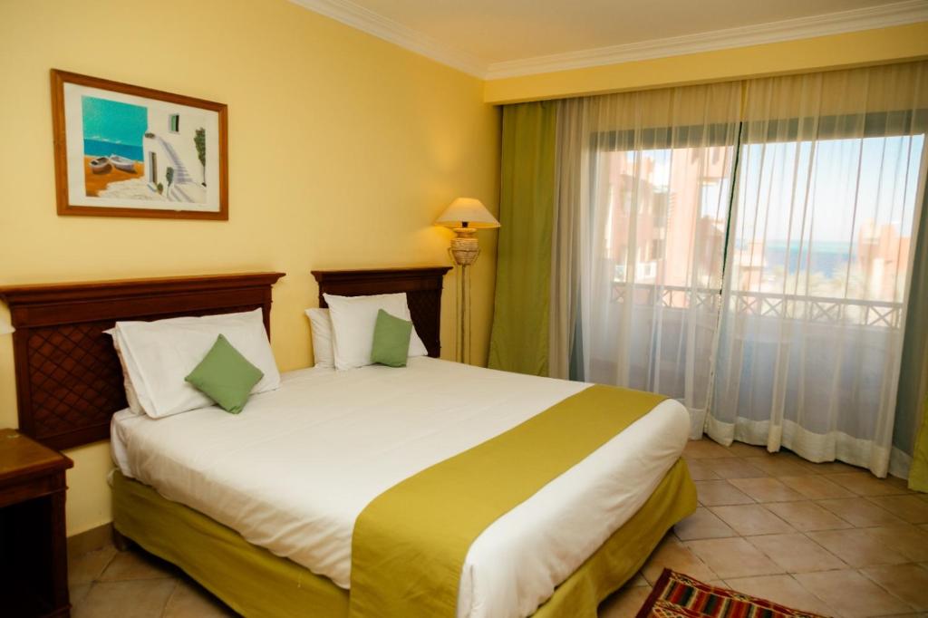 Postel nebo postele na pokoji v ubytování Sun & Sea Hotel and Aqua Park - Hurghada