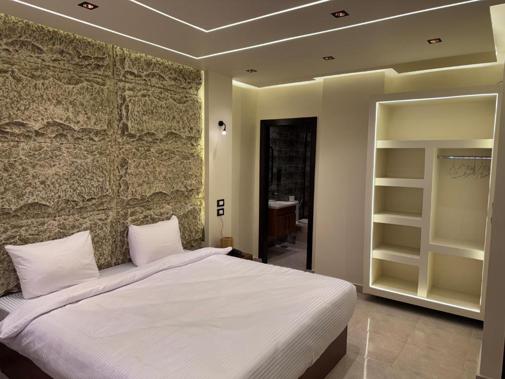 Cama o camas de una habitación en Master pyramids Hotel