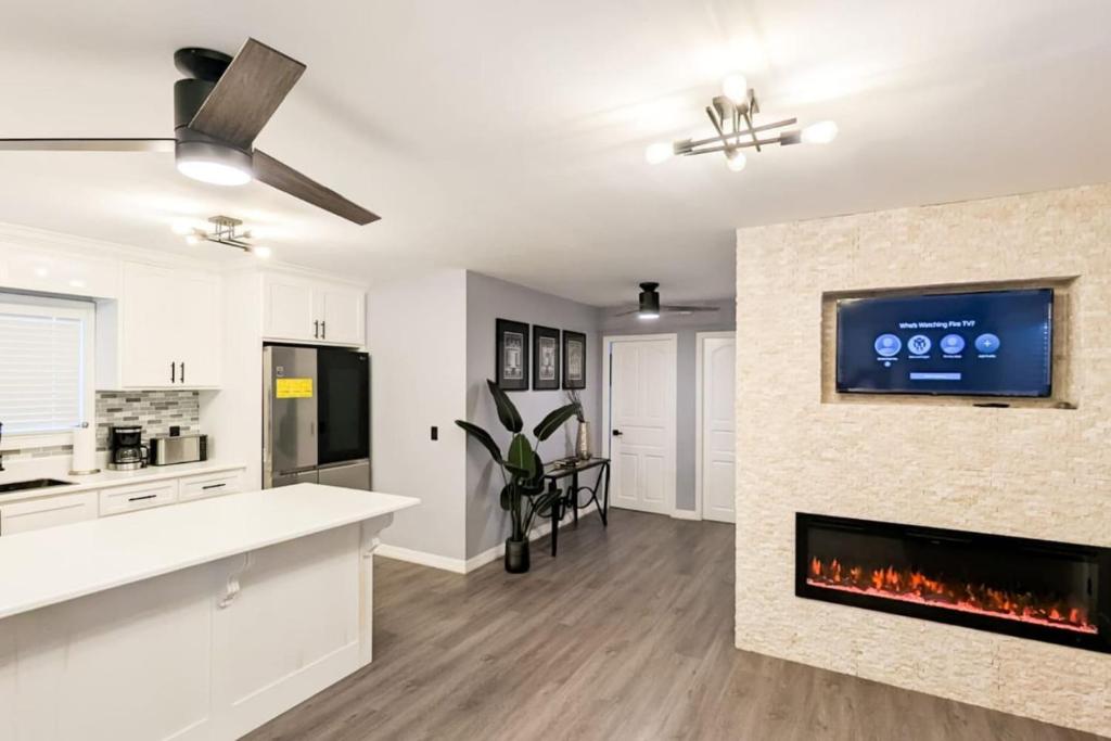 una cucina e un soggiorno con camino di Elenas Modern 2BR Comfy Home a San Ignacio