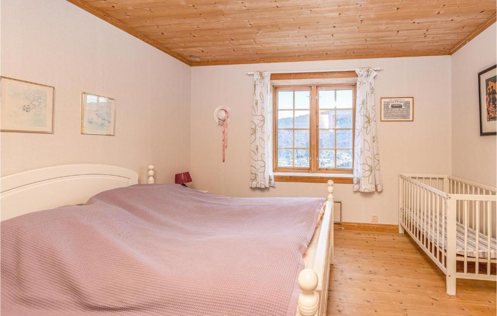 Postel nebo postele na pokoji v ubytování Lovely Home In Marifjøra With Wifi