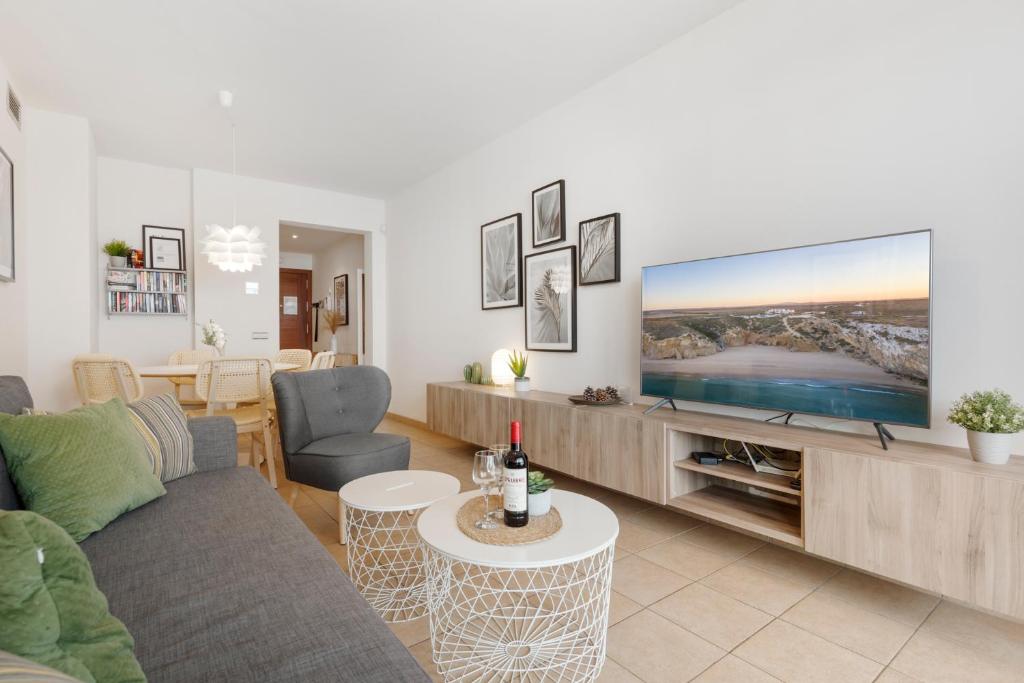 Televízia a/alebo spoločenská miestnosť v ubytovaní Alamar apartment in La Cala de Mijas by Costarentals - Ref 38