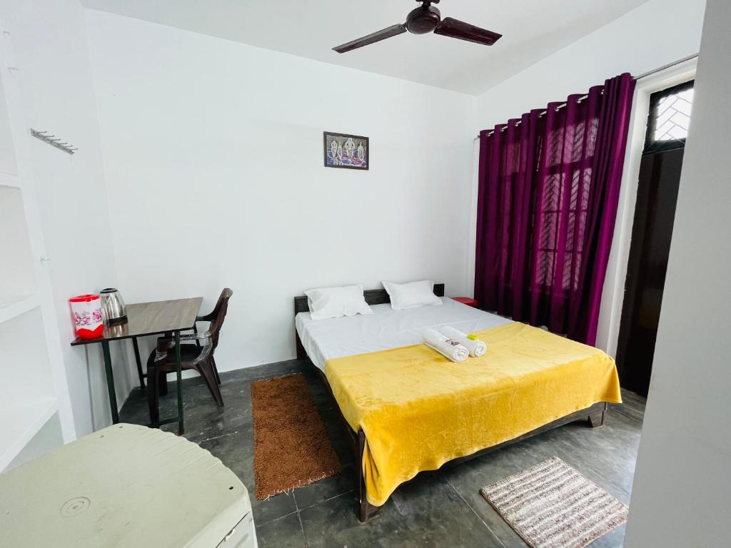 Postel nebo postele na pokoji v ubytování Shree Balaji Homestay